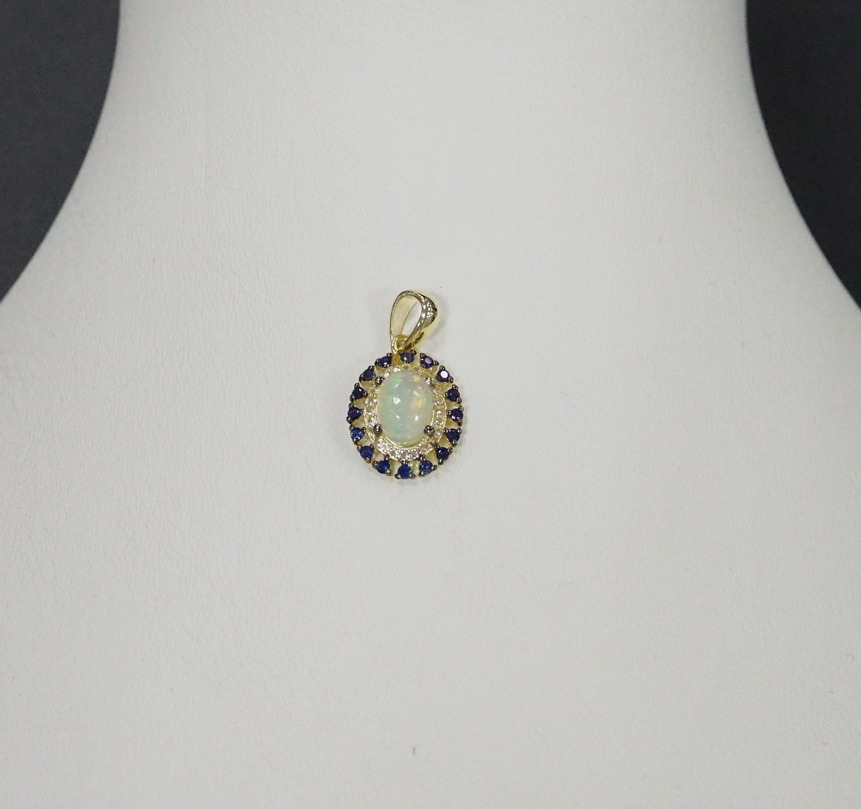 Серебряная подвеска с опалом и сапфирами